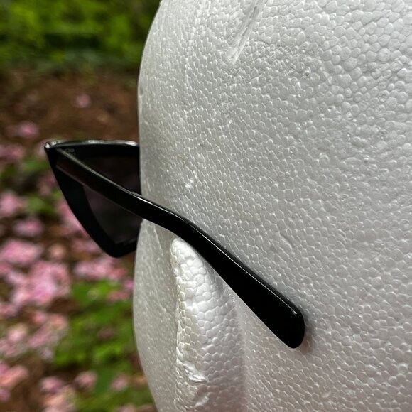 Sunglasses with Triangle Shaped Lenses 80s and 90s style Vibes - Picture 4 of 8